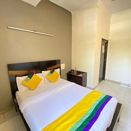 Hotel Aakash Navrangpura Ахмедабад Екстериор снимка