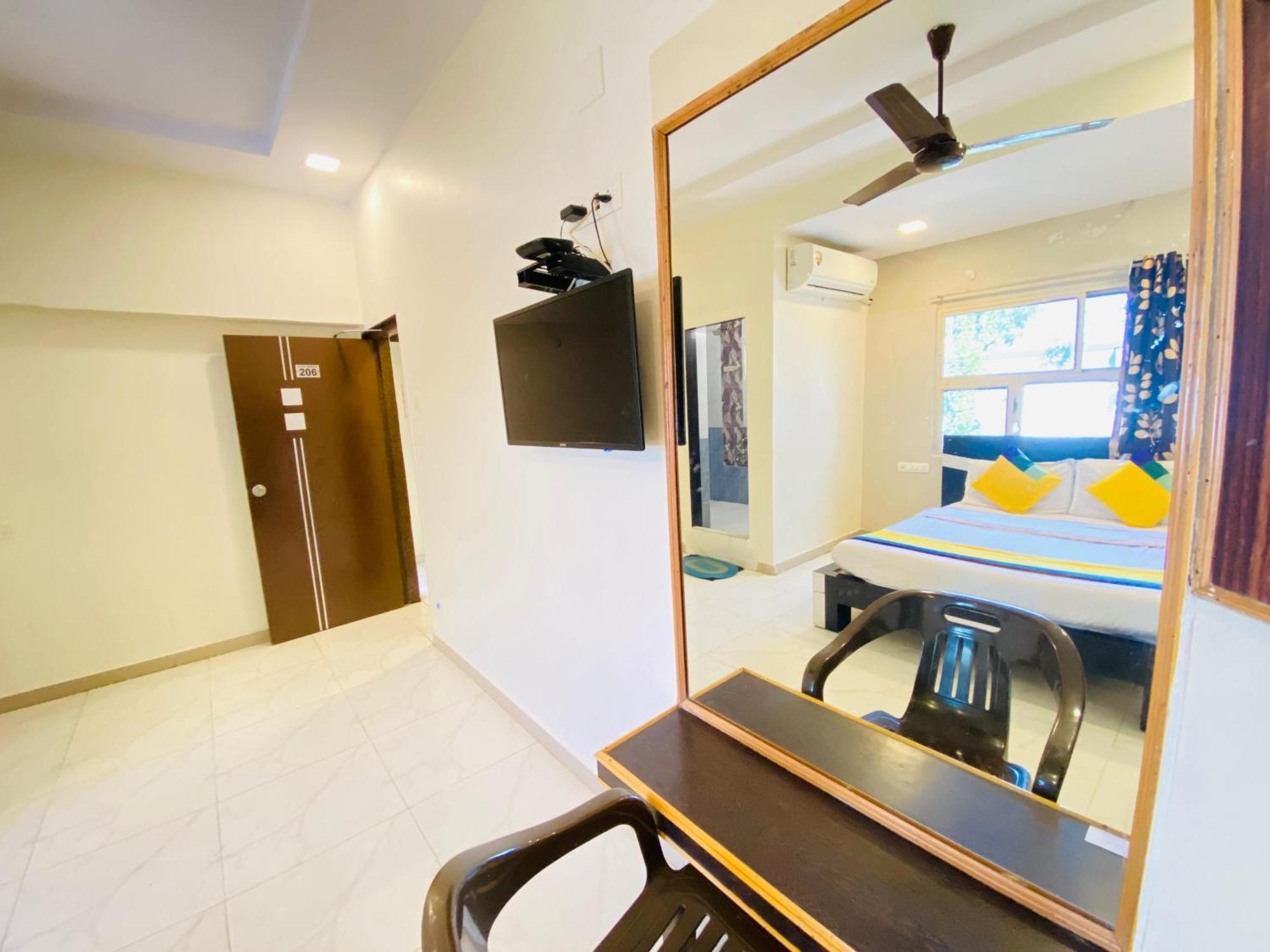 Hotel Aakash Navrangpura Ахмедабад Екстериор снимка
