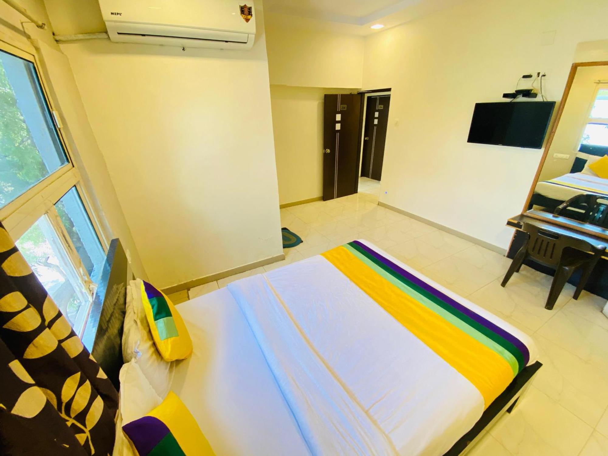 Hotel Aakash Navrangpura Ахмедабад Екстериор снимка