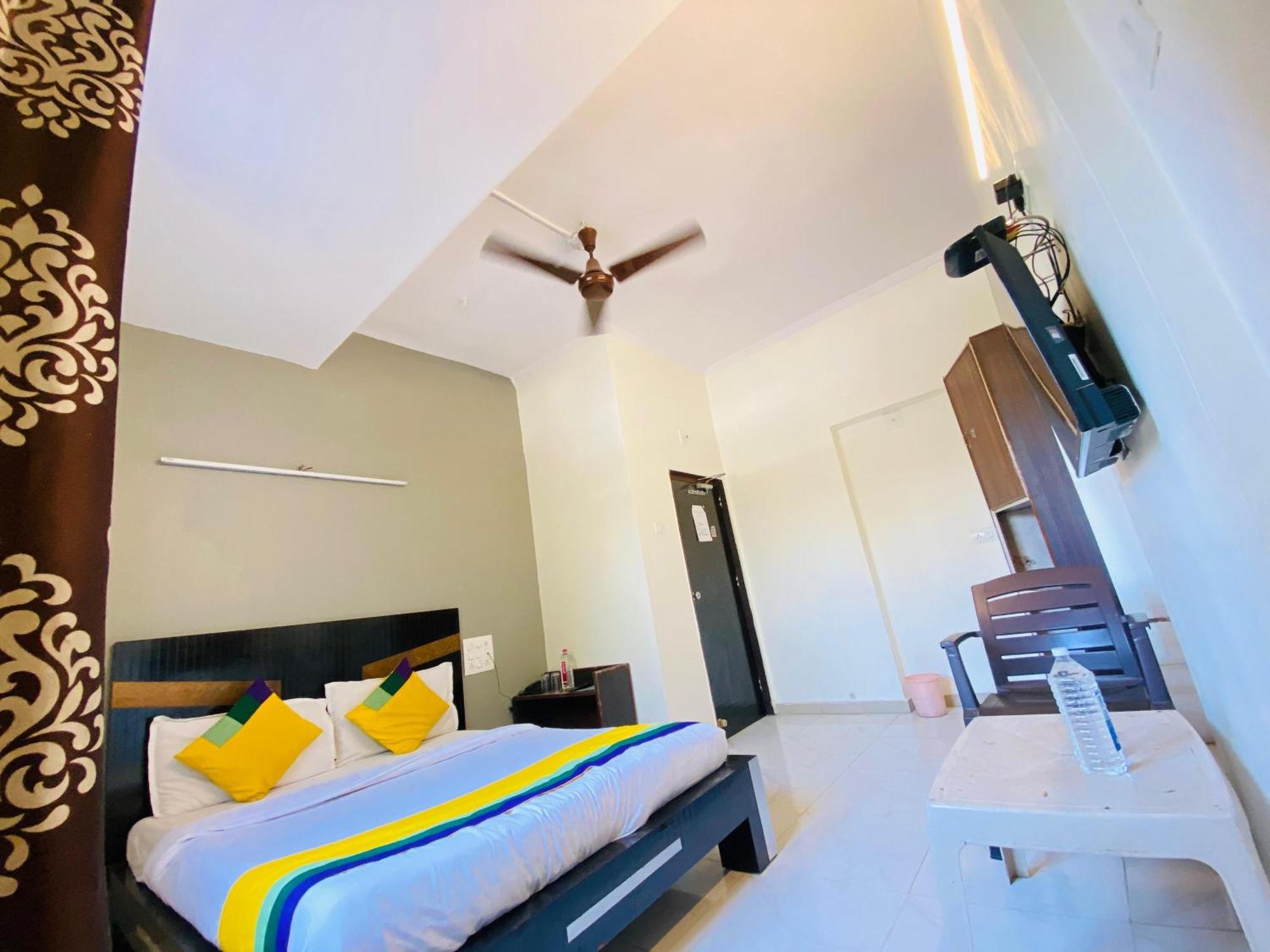 Hotel Aakash Navrangpura Ахмедабад Екстериор снимка