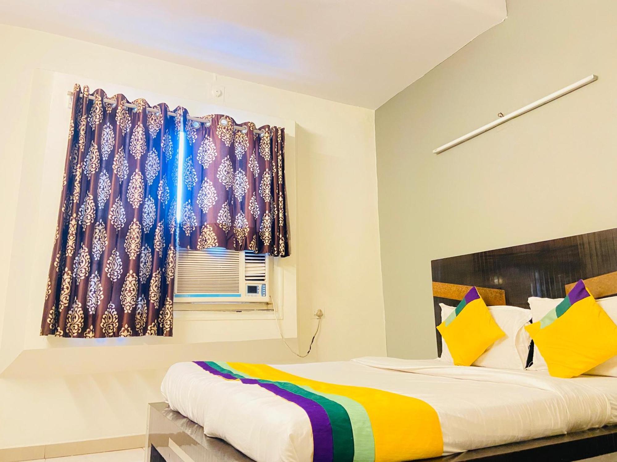 Hotel Aakash Navrangpura Ахмедабад Екстериор снимка