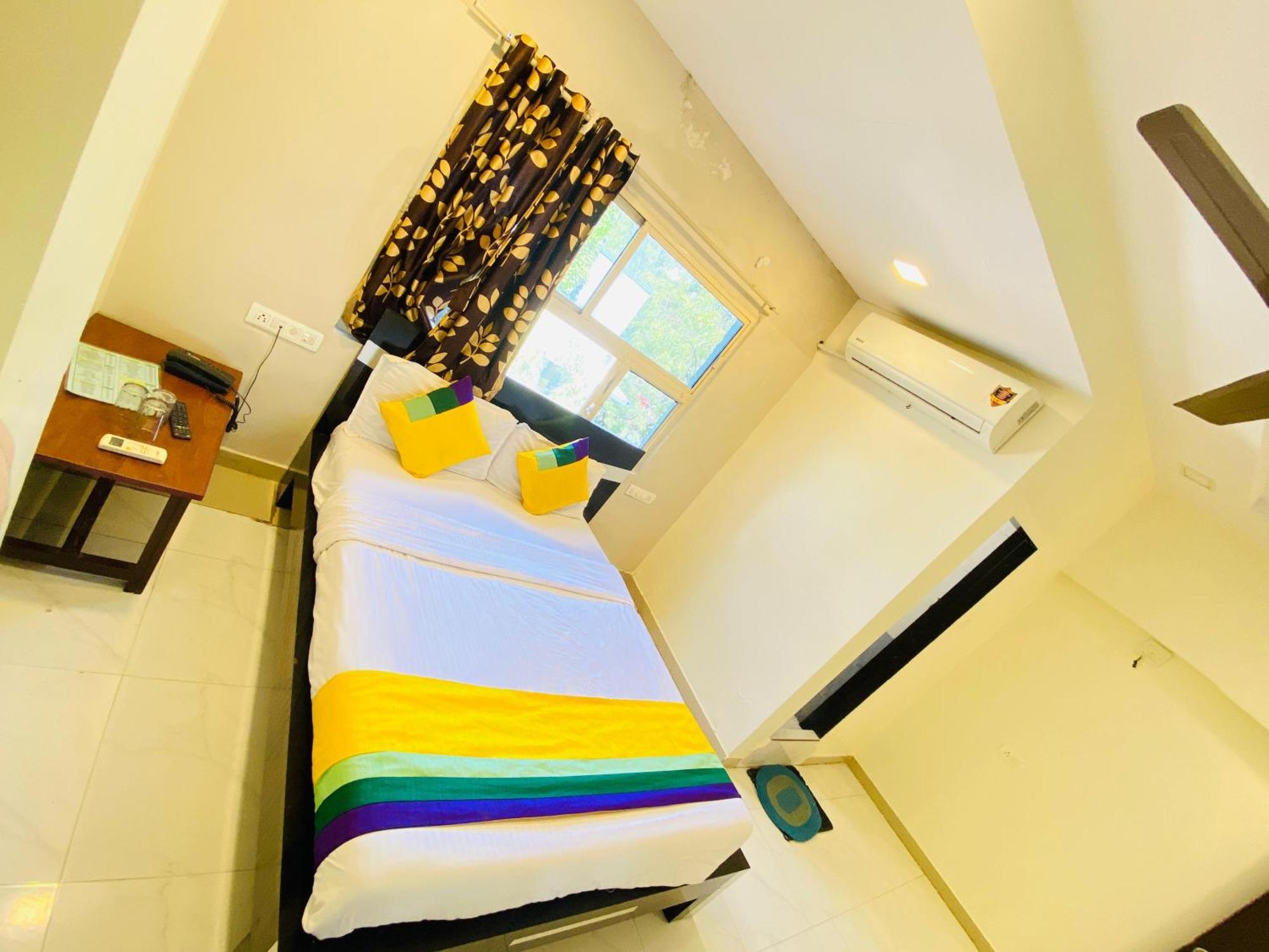Hotel Aakash Navrangpura Ахмедабад Екстериор снимка