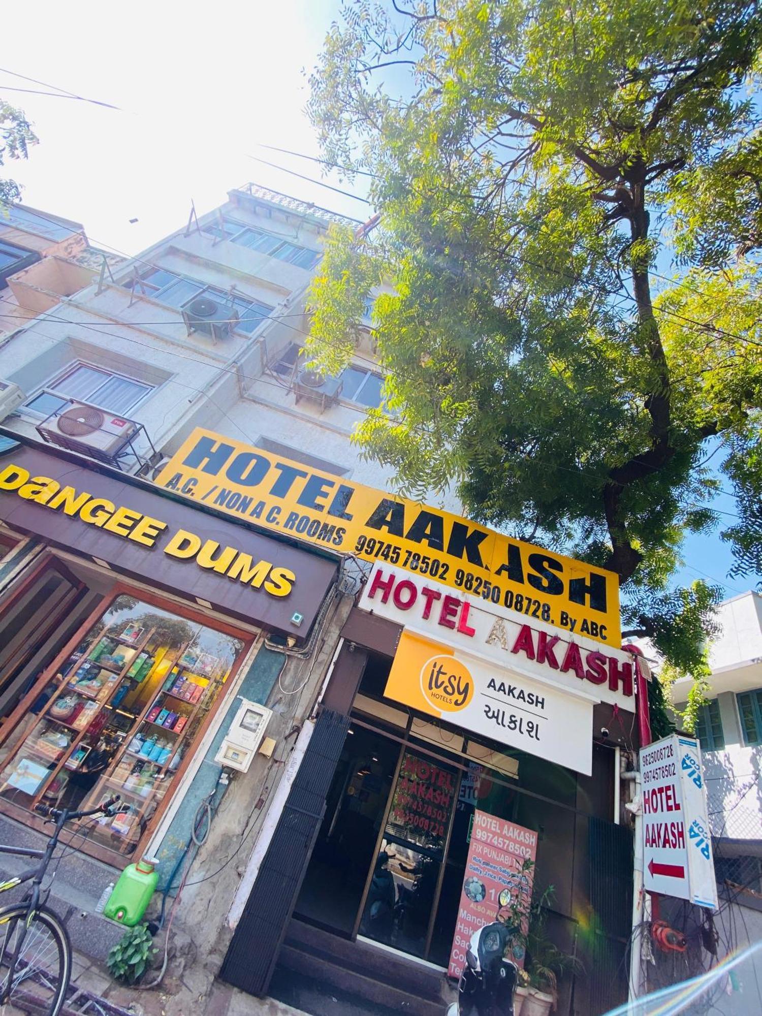 Hotel Aakash Navrangpura Ахмедабад Екстериор снимка