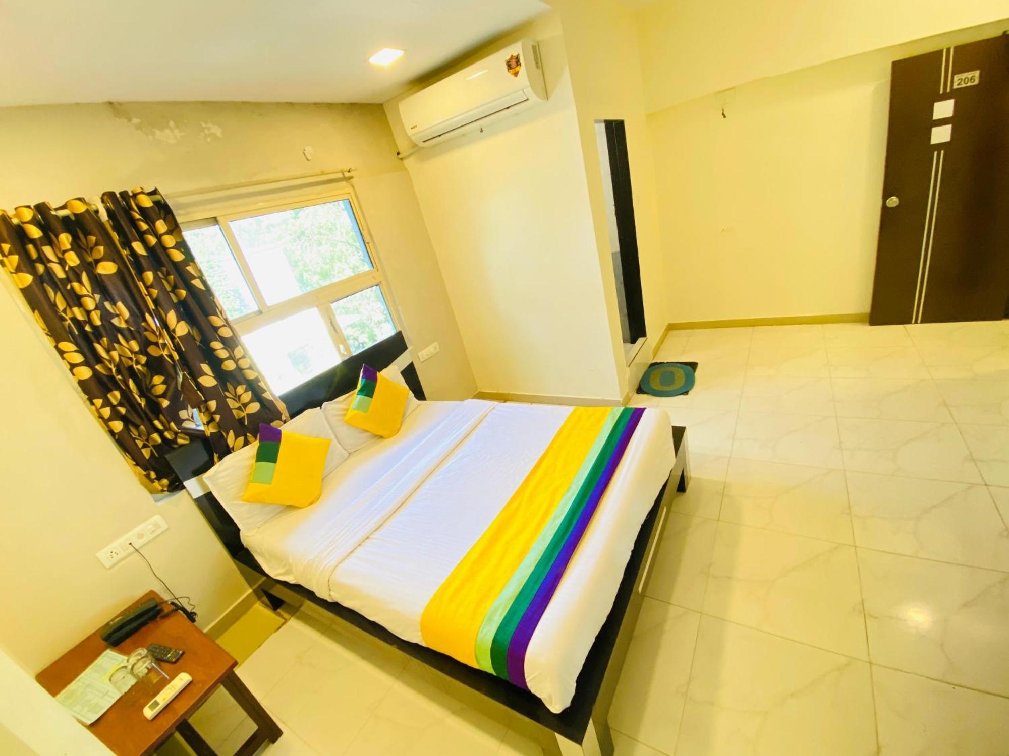 Hotel Aakash Navrangpura Ахмедабад Екстериор снимка