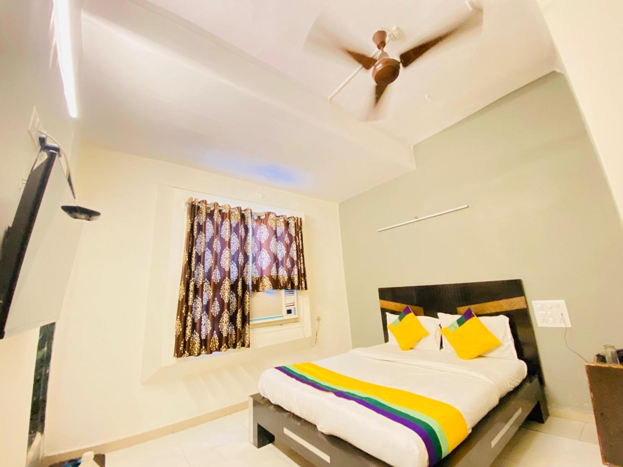 Hotel Aakash Navrangpura Ахмедабад Екстериор снимка