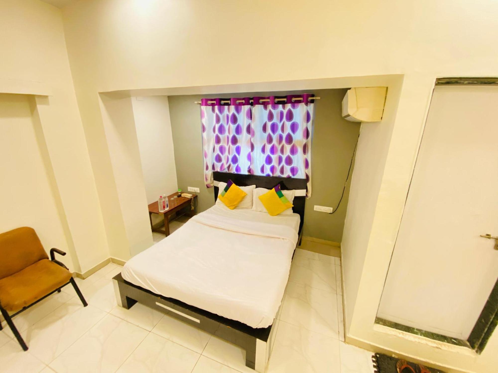 Hotel Aakash Navrangpura Ахмедабад Екстериор снимка