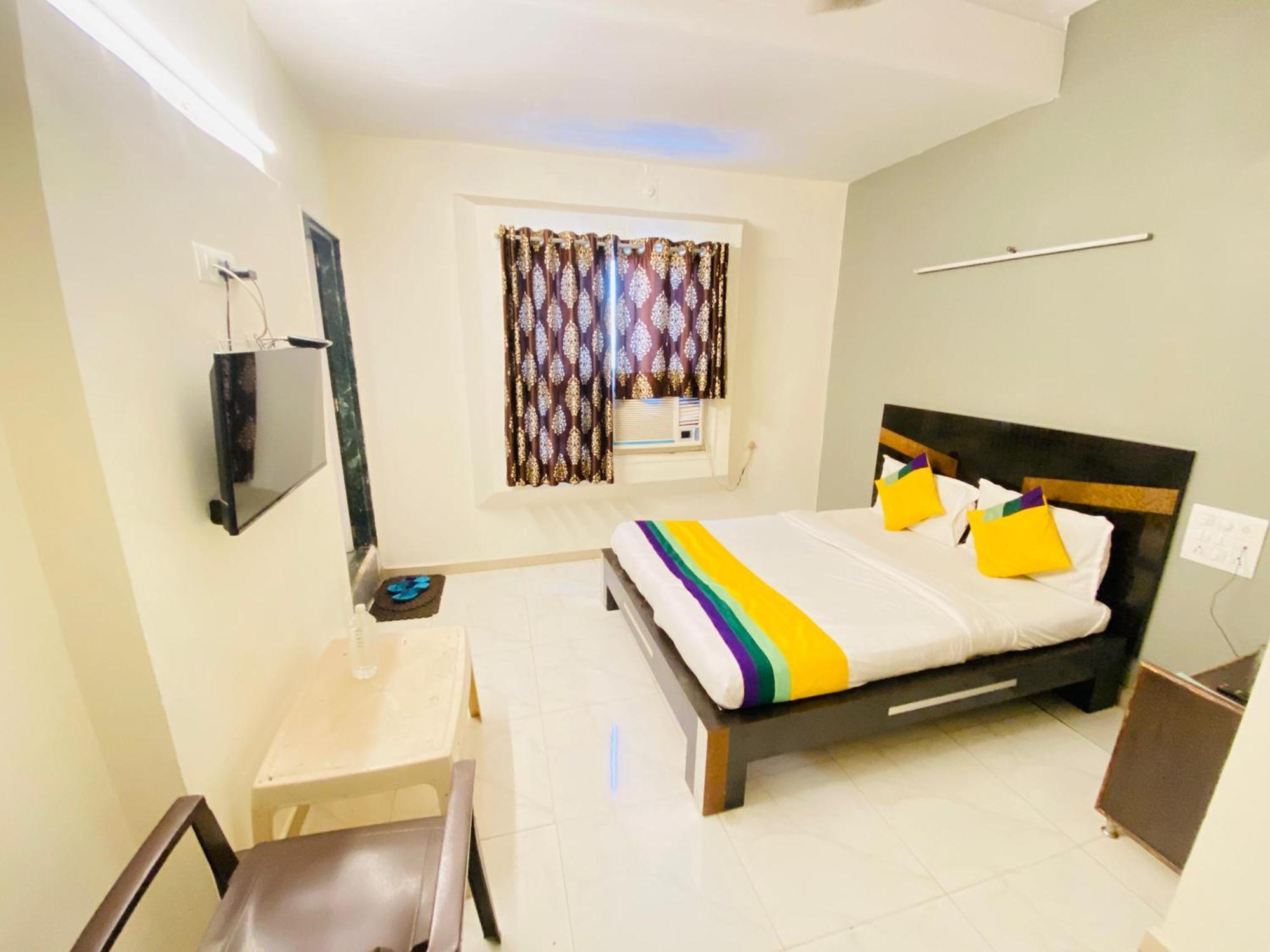 Hotel Aakash Navrangpura Ахмедабад Екстериор снимка