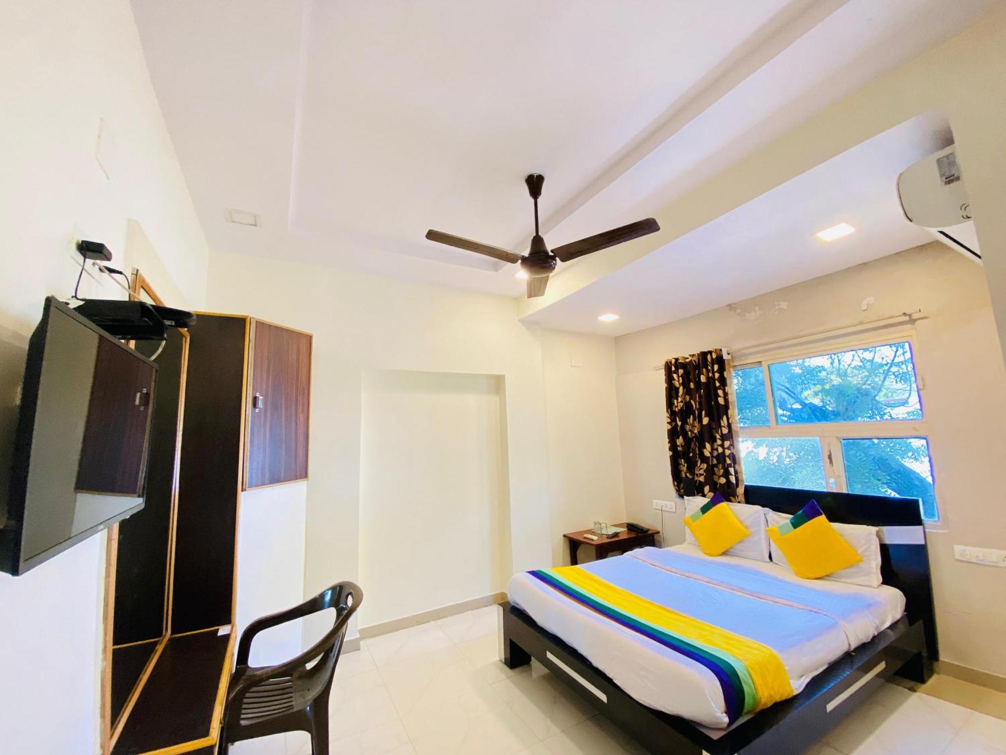 Hotel Aakash Navrangpura Ахмедабад Екстериор снимка