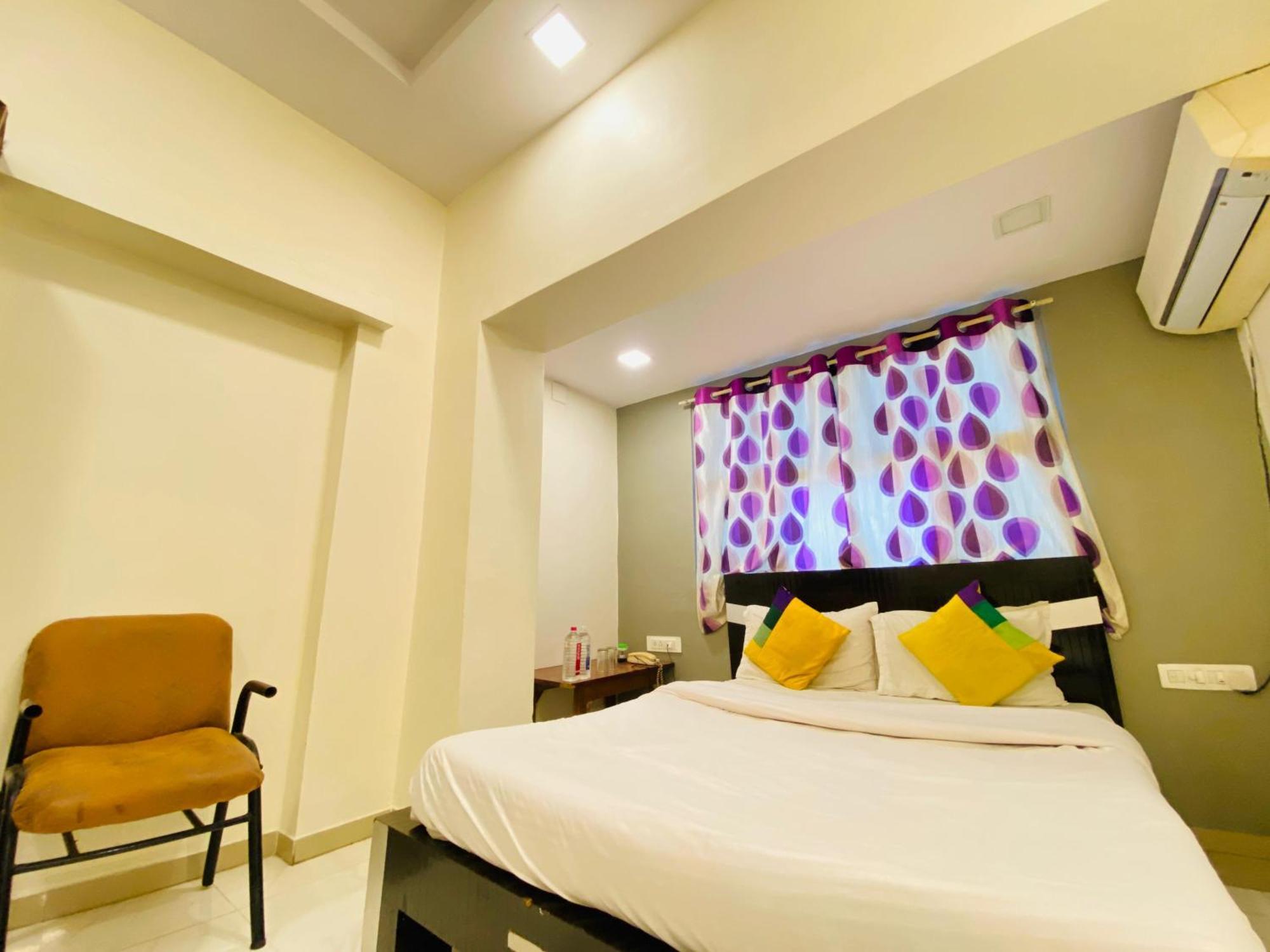 Hotel Aakash Navrangpura Ахмедабад Екстериор снимка