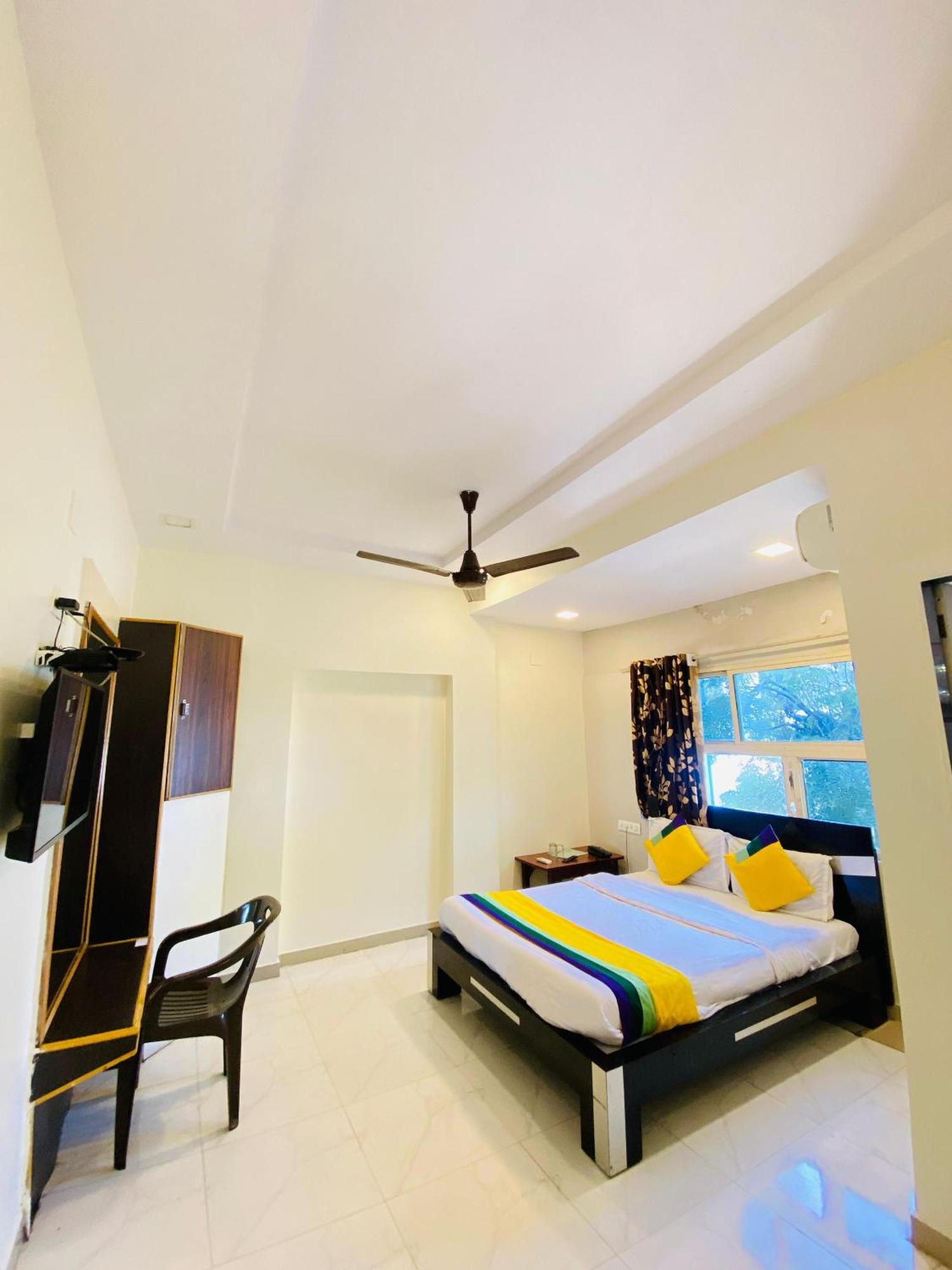 Hotel Aakash Navrangpura Ахмедабад Екстериор снимка