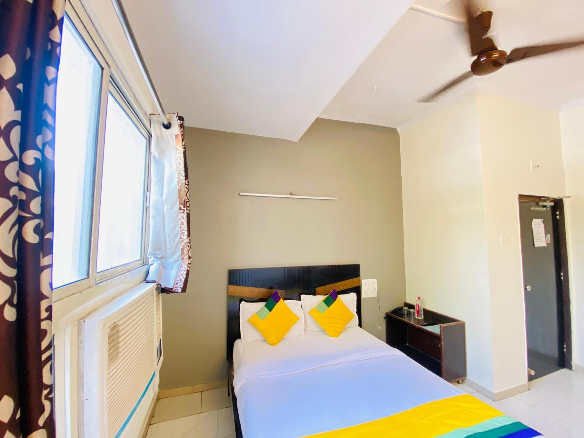 Hotel Aakash Navrangpura Ахмедабад Екстериор снимка