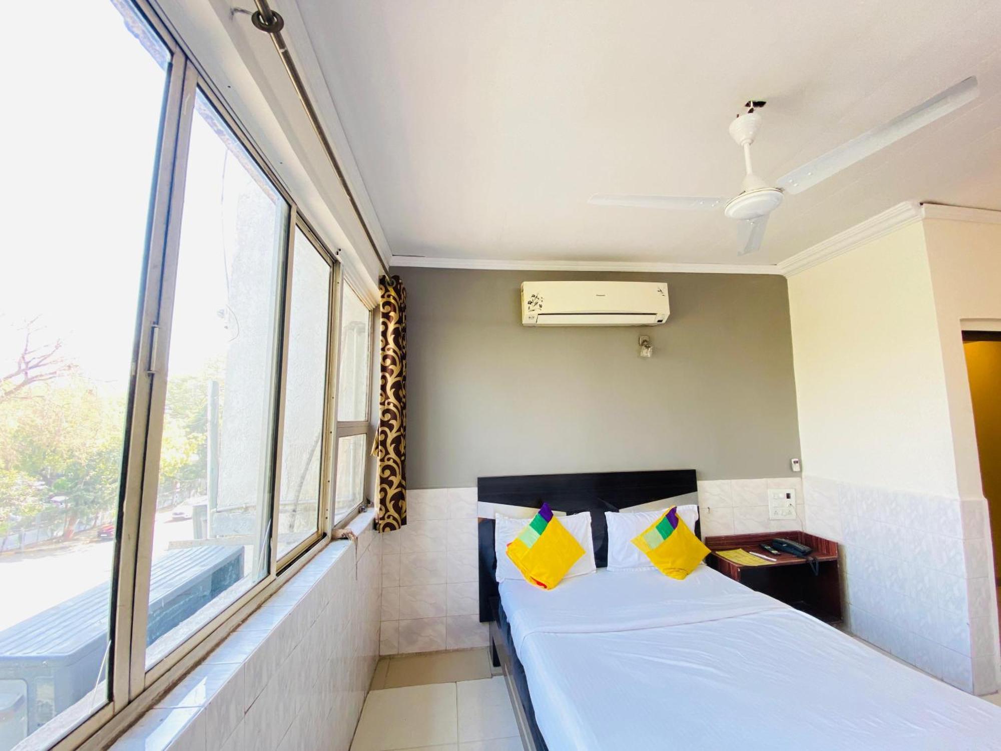 Hotel Aakash Navrangpura Ахмедабад Екстериор снимка