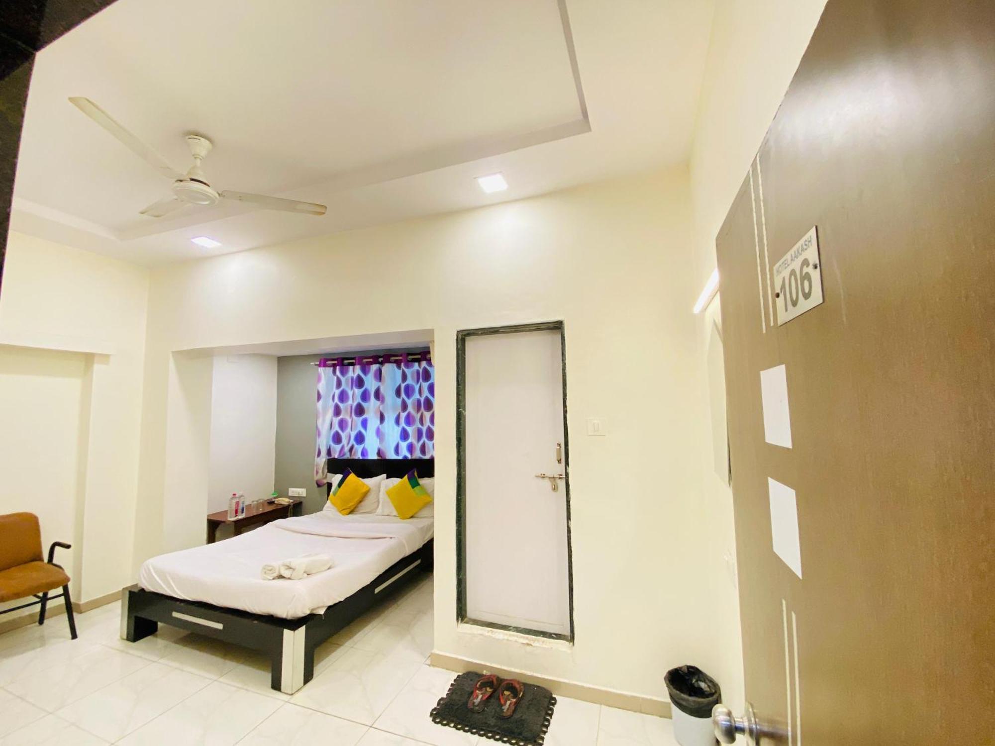 Hotel Aakash Navrangpura Ахмедабад Екстериор снимка