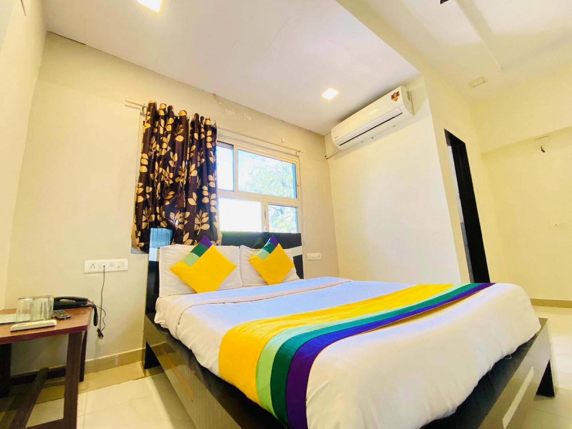 Hotel Aakash Navrangpura Ахмедабад Екстериор снимка