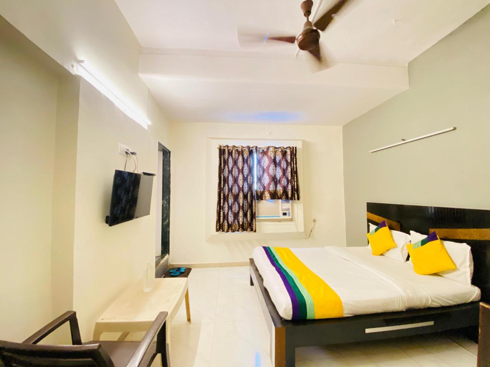 Hotel Aakash Navrangpura Ахмедабад Екстериор снимка